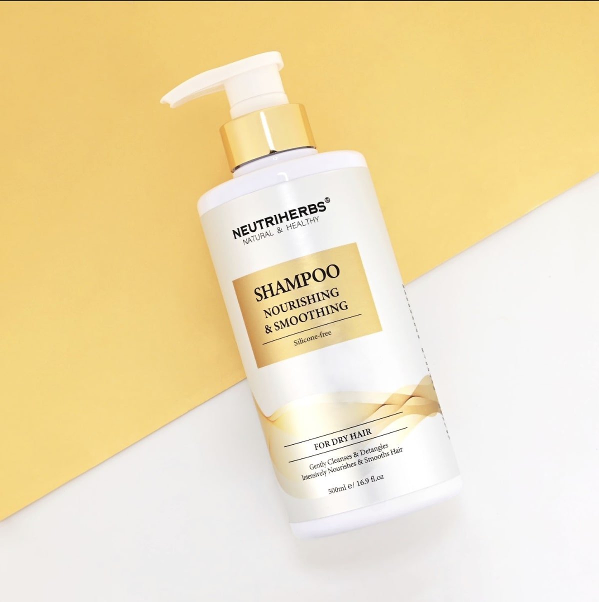 Maitinamasis šampūnas sausiems plaukams ant geltono fono