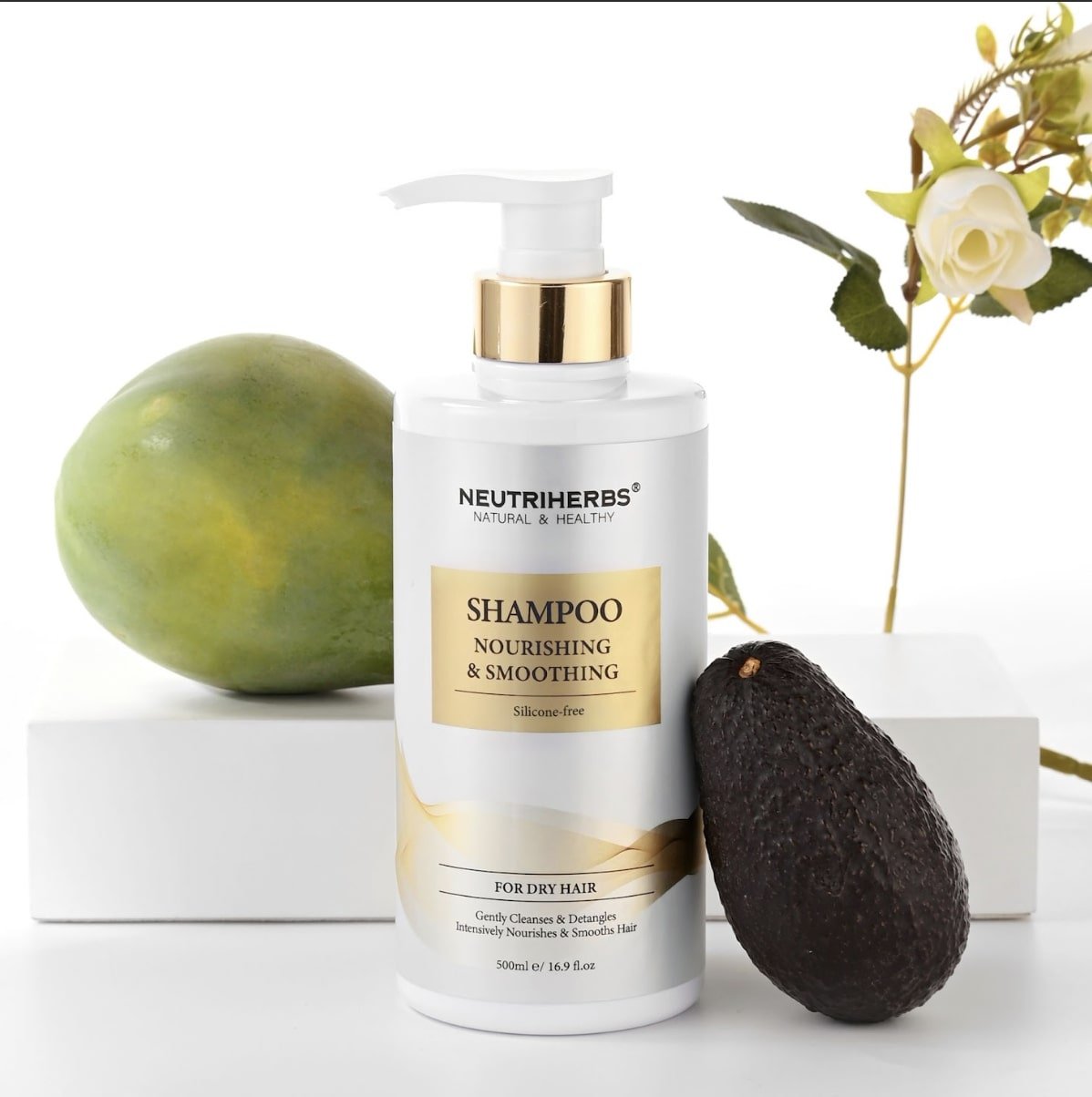 Maitinamasis šampūnas sausiems plaukams su avokadu ant šviesaus fono