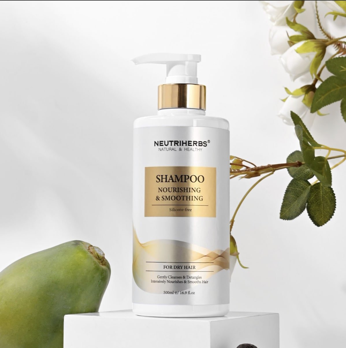 Maitinamasis šampūnas sausiems plaukams su avokadu ant šviesaus fono