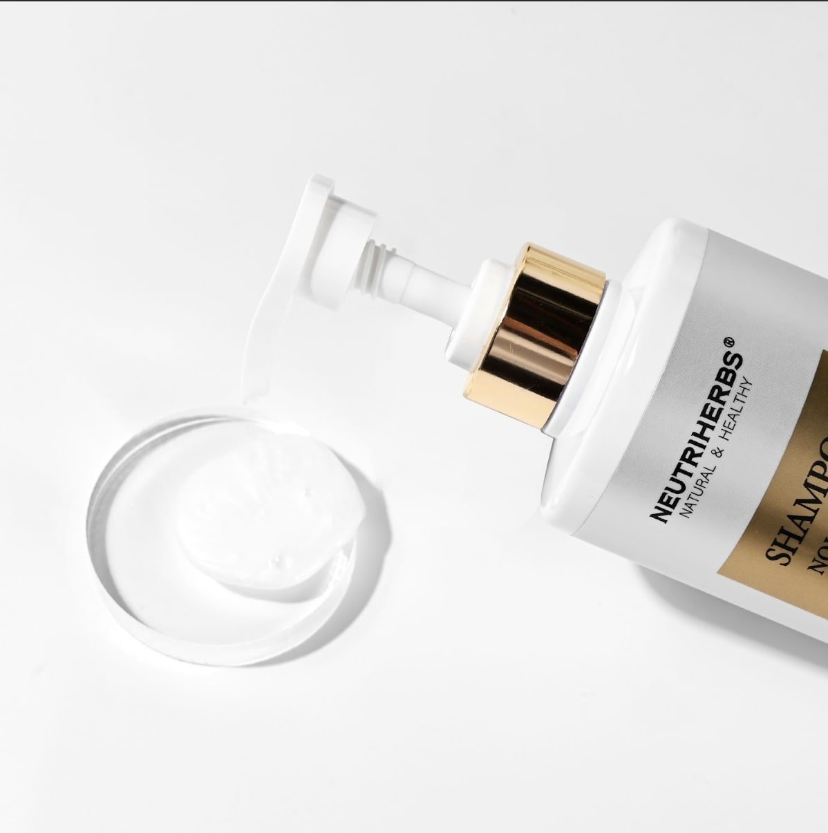 Maitinamasis šampūnas sausiems plaukams buteliuke ant balto fono