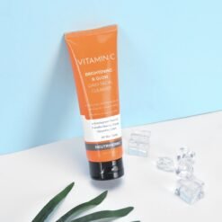 Oranžinės spalvos kosmetikos tūbelė – veido prausiklis su vitaminu C ir alaviju