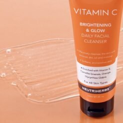 Tūbelė veido prausiklio su vitaminu C stovinti ant vonios paviršiaus – grožio rutina