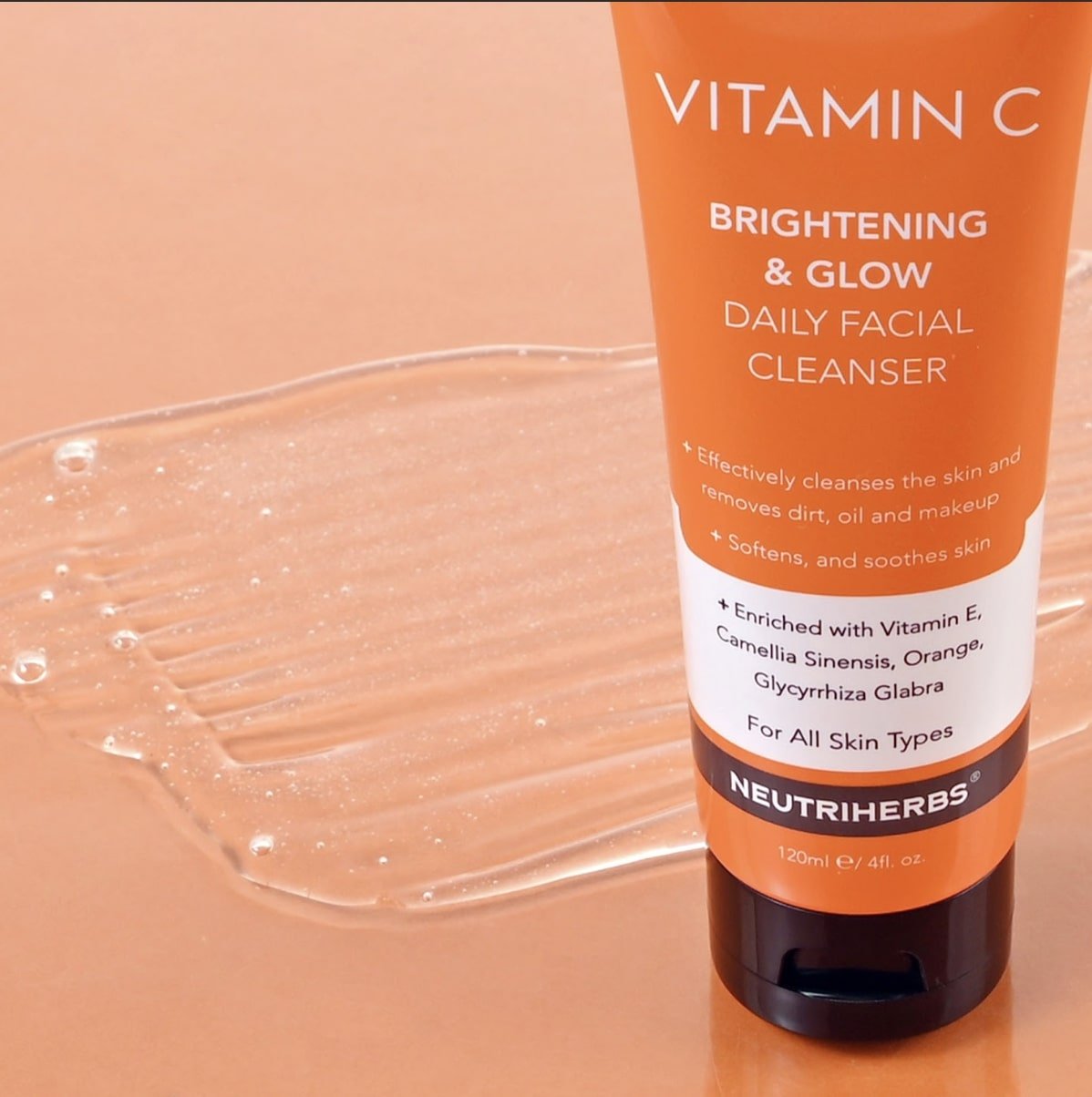 Tūbelė veido prausiklio su vitaminu C stovinti ant vonios paviršiaus – grožio rutina