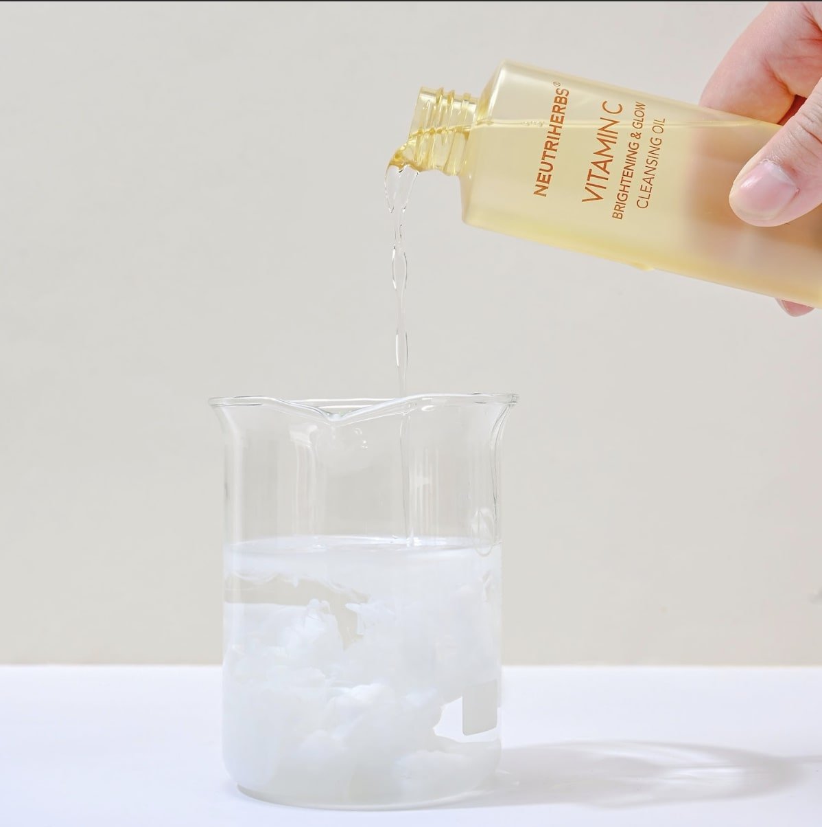 Atnaujinamasis veido valomasis aliejus su vitaminu C – tinka visiems odos tipams