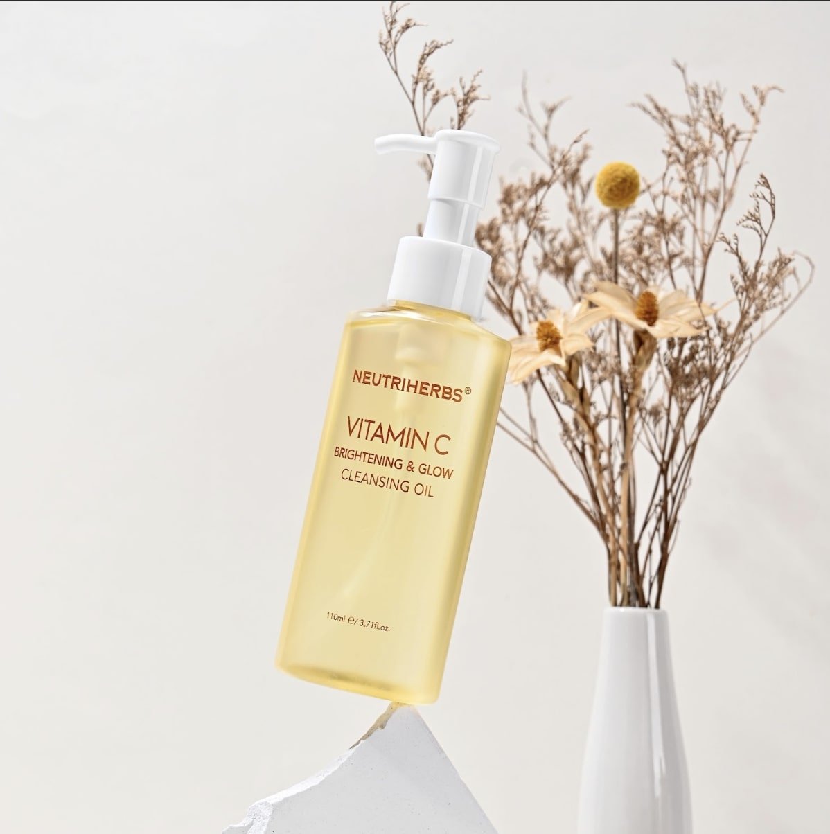 Atnaujinamasis veido valomasis aliejus su vitaminu C – kasdienės priežiūros dalis