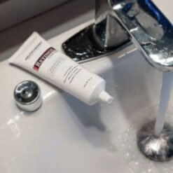 Pro retinolio prausiklis nuo senėjimo su aminorūgščių putomis vonios lentynoje