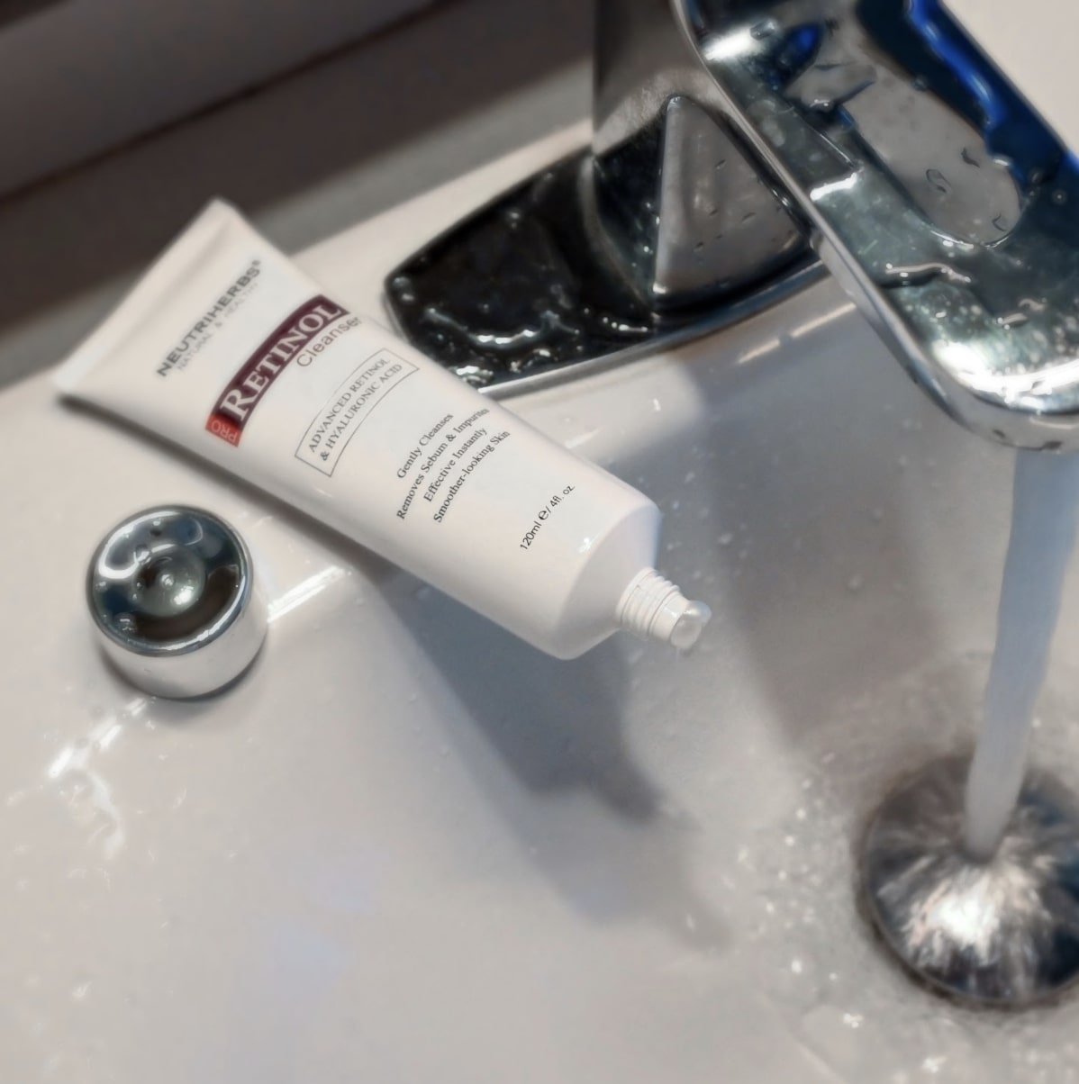 Pro retinolio prausiklis nuo senėjimo su aminorūgščių putomis vonios lentynoje