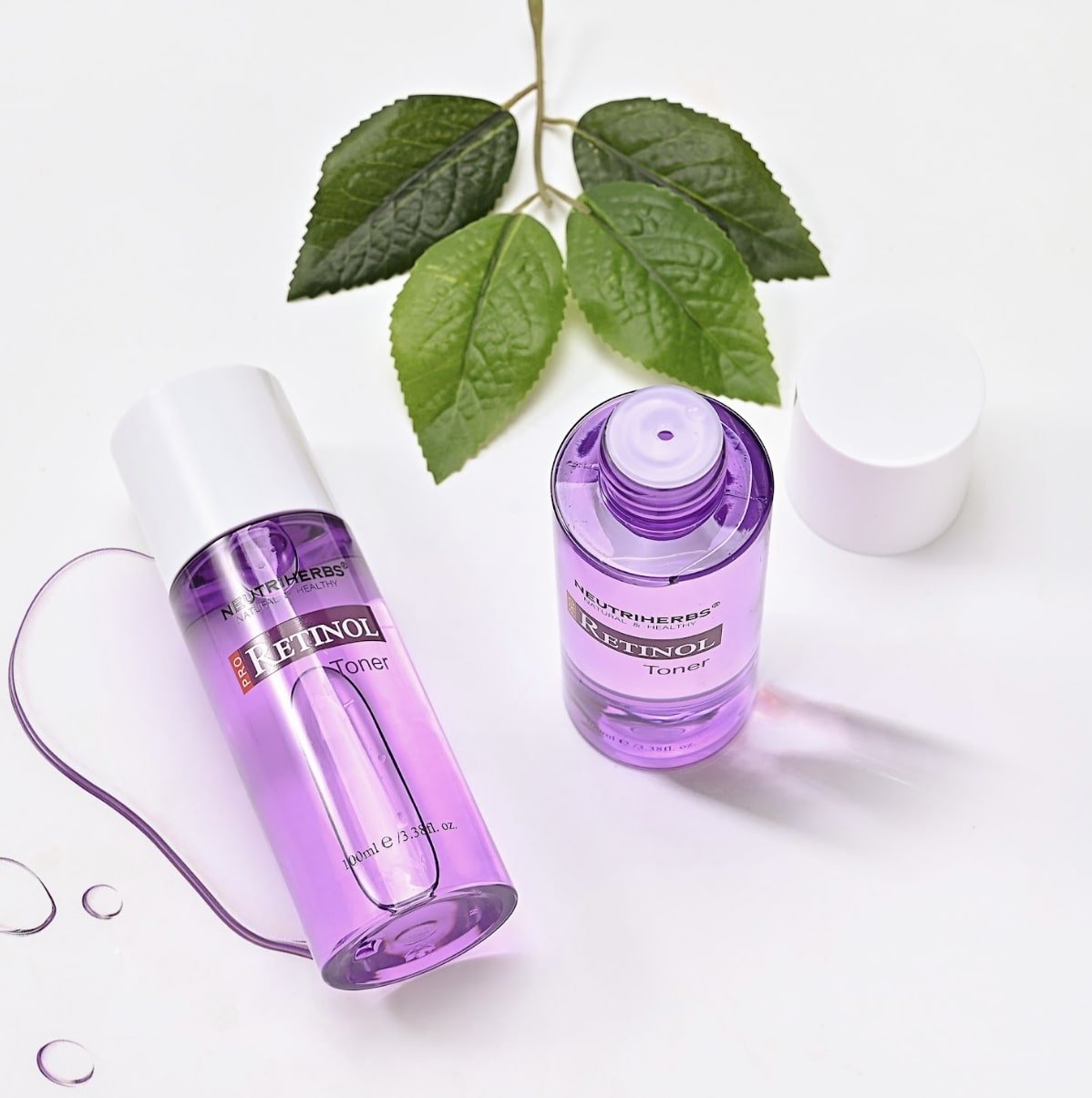 Pro veido tonikas su retinoliu lašas virš buteliuko