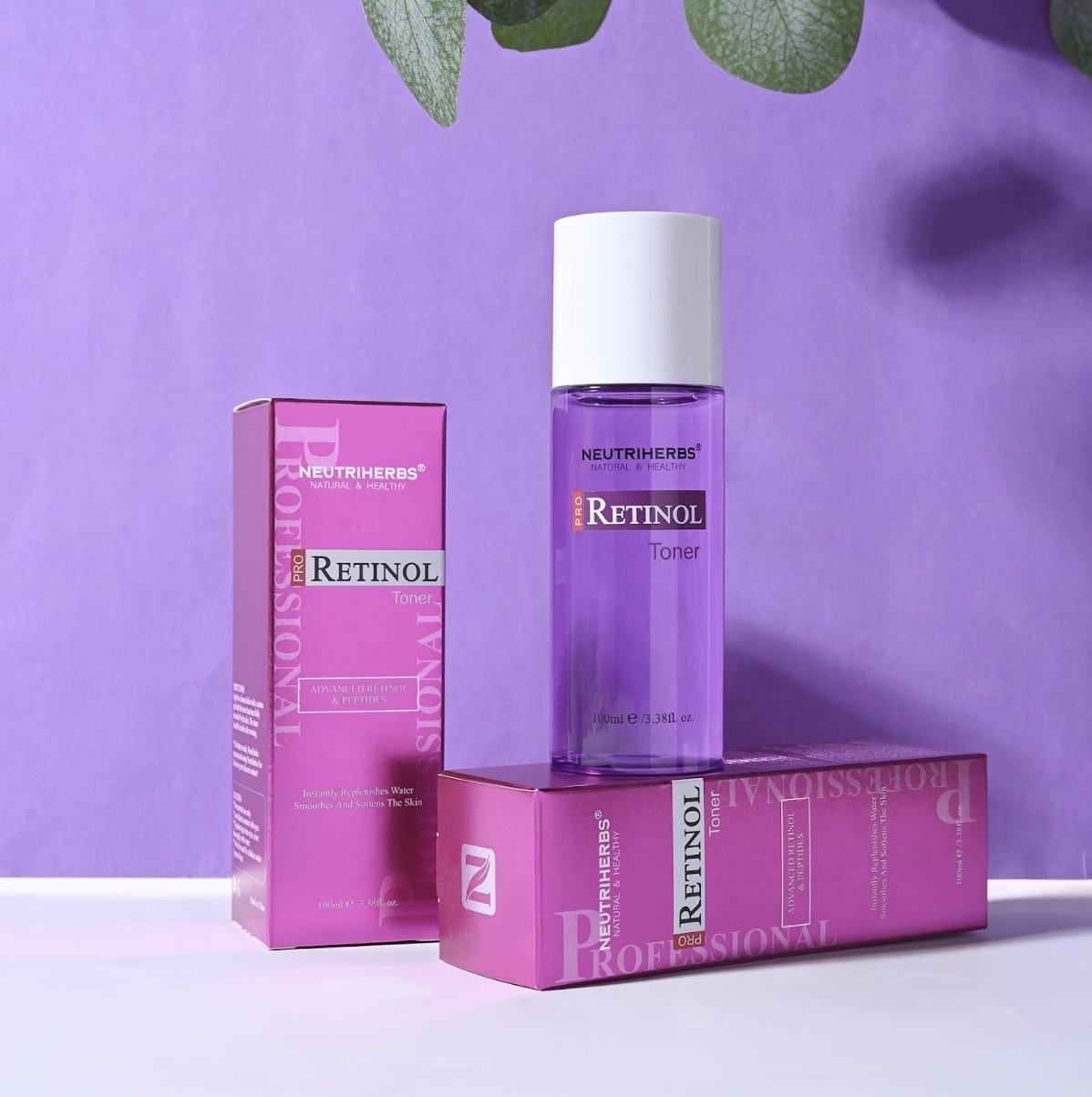 Pro veido tonikas su retinoliu spalvotas fonas