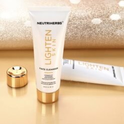 Veido prausiklis odos šviesinimui su natūraliais ingredientais