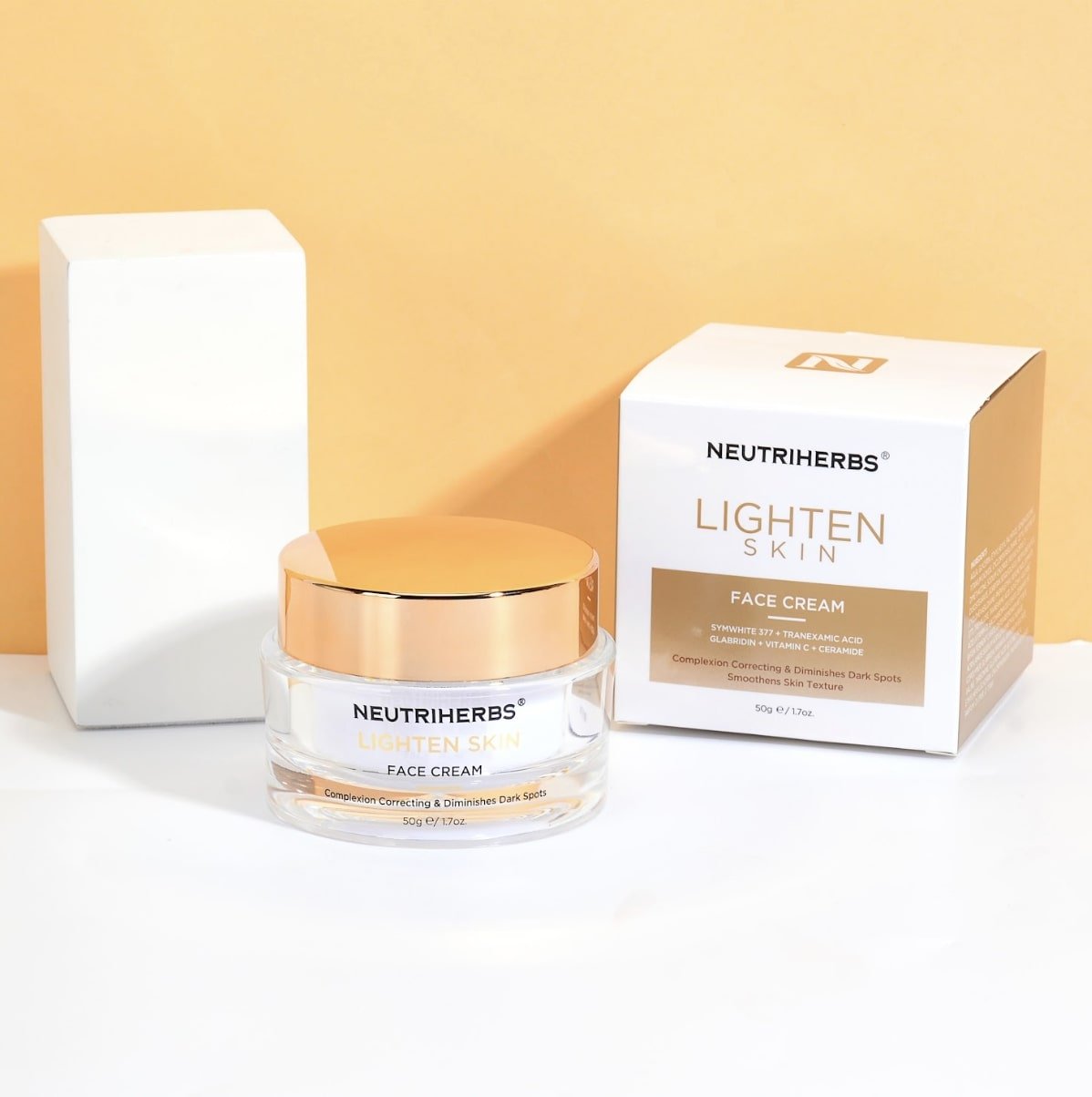 Šviesinantis veido kremas tepamas ant švarios odos ryte ir vakare