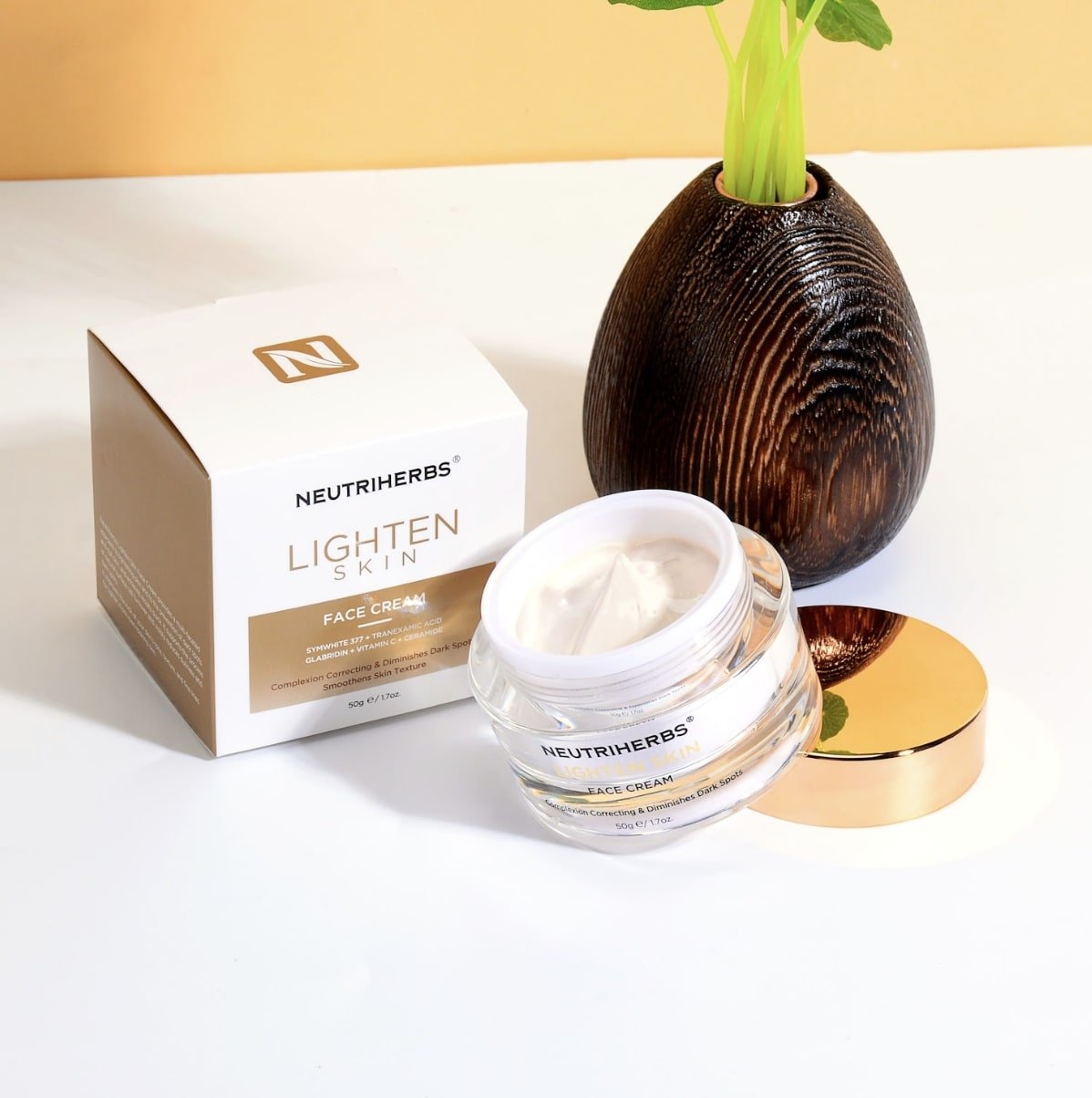 Šviesinantis veido kremas su vitaminu C, niacinamidu ir augaliniais ekstraktais