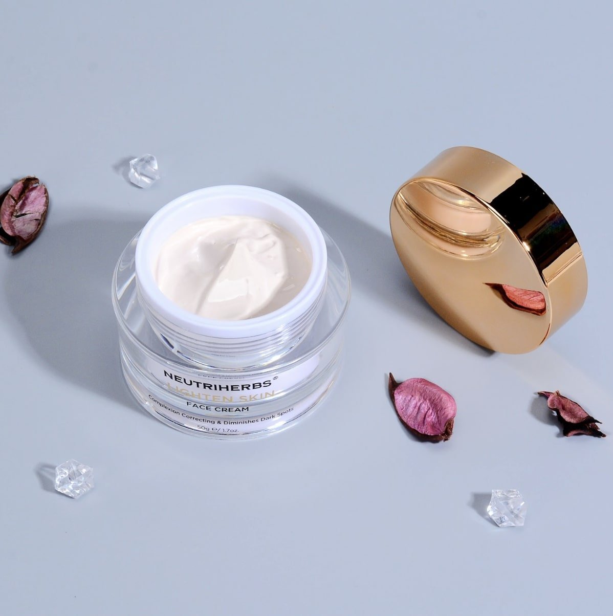 Lengvos tekstūros šviesinantis veido kremas natūraliai drėkina ir skaistina odą