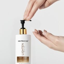 Šviesinamasis kūno losjonas su vitaminu C, niacinamidu ir alaviju