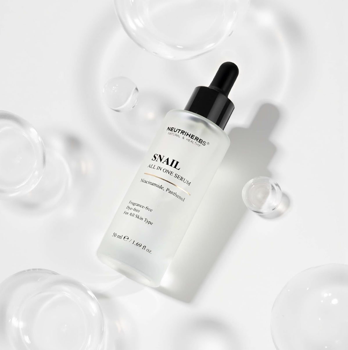 Lengvos tekstūros sraigių mucino serumas greitai įsigeria į odą